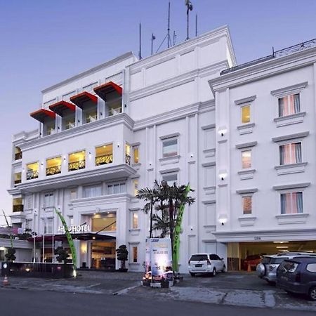 Hw Hotel Padang Esterno foto
