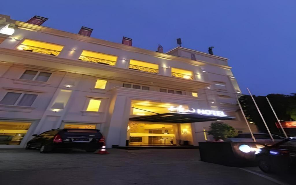Hw Hotel Padang Esterno foto