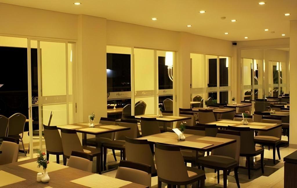 Hw Hotel Padang Esterno foto